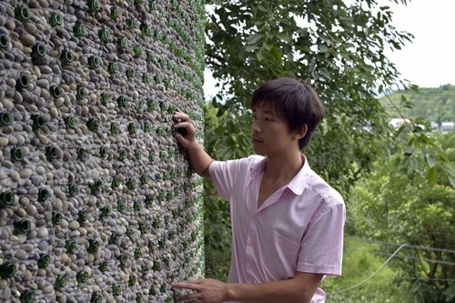 Ky su tre bo hon 200 trieu xay nha tu 8.500 chai bia hinh anh