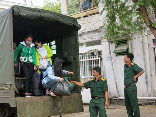 Thi sinh di thi bang... xe quan doi hinh anh