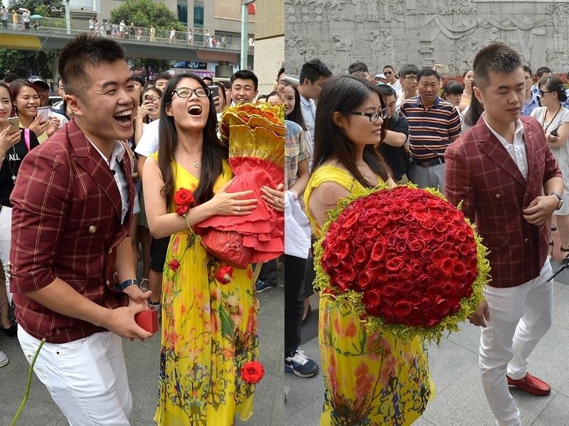 Câu chuyện chàng trai Zhang cầu hôn bạn gái ở một khu phố mua sắm đông đúc vào ngày 28/6 trở thành chủ đề nóng hổi của người dân Thành Đô, Trung Quốc cũng như trên mạng những ngày qua. (Nguồn: CCTVNews)