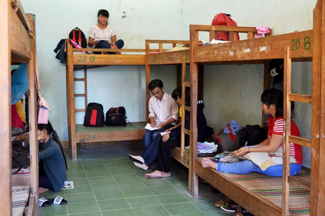 Các thí sinh người dân tộc Ca Dong (huyện Bắc Trà My) đang ôn bài tại khu nội trú trường THPT Bắc Trà My - Ảnh: Lê Trung