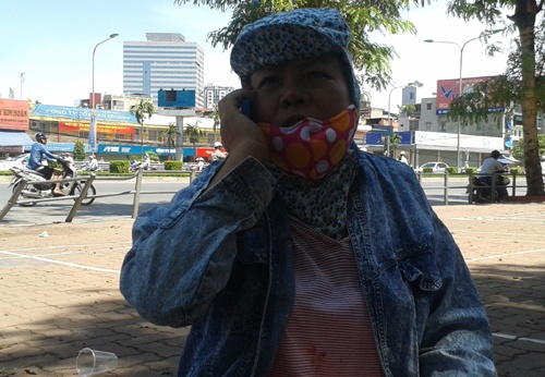 Chị T. (Mai Động, HN) vừa trải qua một cuộc phẫu thuật vẫn theo con đến điểm thi.