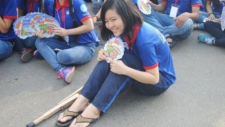 Bên chiếc nạng gỗ, Duyên vẫn nhiệt tình tham gia Tiếp sức mùa thi cho sĩ tử.