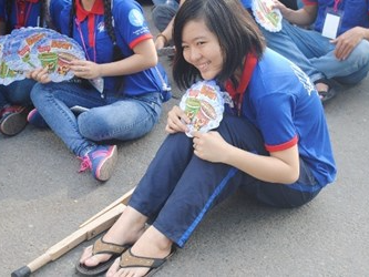 Nu tinh nguyen vien chong nang tiep suc mua thi hinh anh