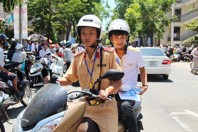Chiến sĩ Phòng CSGT Công an TP Đà Nẵng đưa, đón thí sinh đi thi. Ảnh: Phan Thành