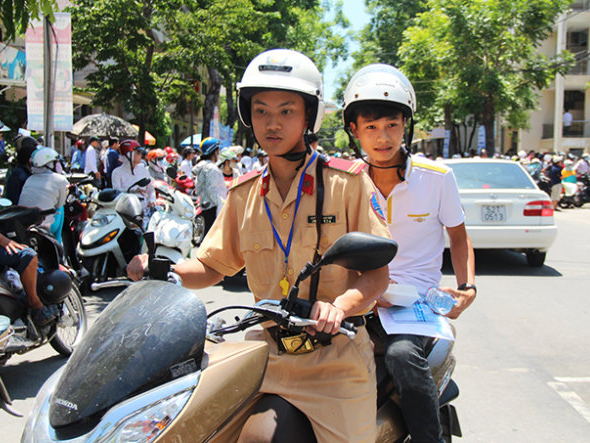 Canh sat giao thong dua, don thi sinh di thi hinh anh