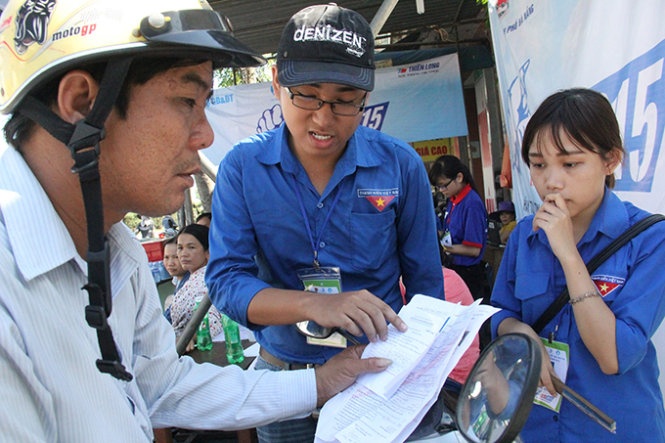 Phụ huynh em Dương Hiển Phước hớt hơ hớt hải chạy xe máy tới điểm thi công trường đã khép - Ảnh: Trường Trung