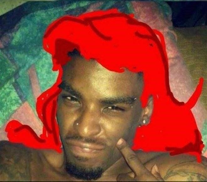 Khi mới bắt đầu với ứng dụng Snapchat, Thom đã vẽ những nét nguệch ngoạc, ngẫu nhiên và biến thành những nàng công chúa nổi tiếng của Disney.