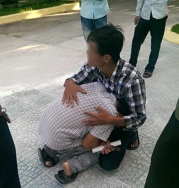 Hình ảnh nam thí sinh khóc tức tưởi vì bị đình chỉ sau buổi thi Anh Văn đã thu hút sự chú ý của nhiều người - (Ảnh: Facebook Q.N).