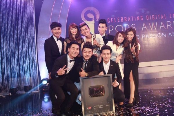 Nối tiếp nhóm thích ăn phở, BB&BG là cái tên tiếp theo nhận được giải thưởng quý giá từ YouTube.