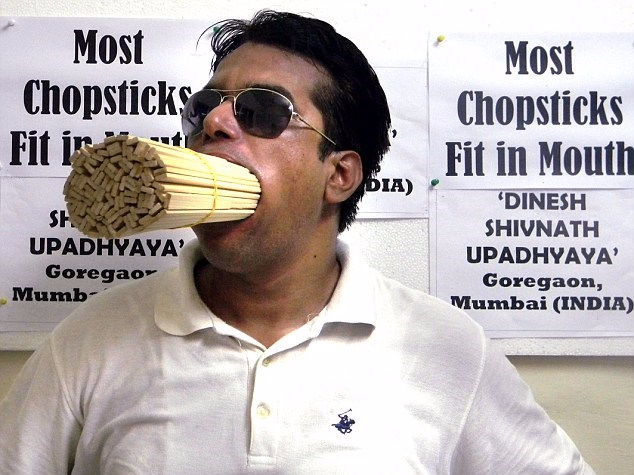 Thay giao co mieng rong nhat the gioi hinh anh