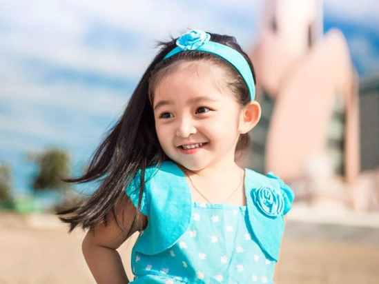 Be gai 4 tuoi xinh nhu thien than gay chu y tren mang hinh anh