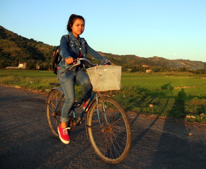 Lá trên chiếc xe đạp cọc cạch đến điểm thi. Ảnh: Ngọc Hiển.