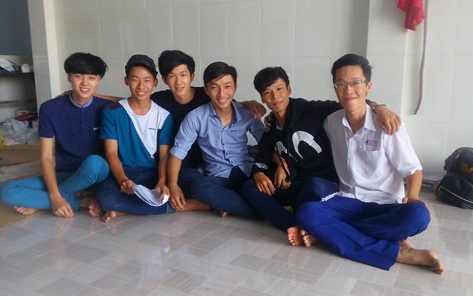 Tấm ảnh kỷ niệm của “hội độc thân đi thi”, Quân nói ba mươi năm nữa sẽ cho con của mình xem để tự đi thi một mình. Ảnh: Sơn Lâm