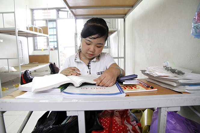 Định chăm chỉ học bài sau sau ngày thi thứ 2. Ảnh: Nam Trần