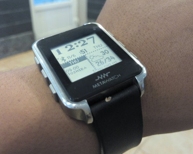 Người dùng không dễ phân biệt được đâu là đồng hồ thường đâu là smartwatch (trong hình). Ảnh: Đ.Thiện