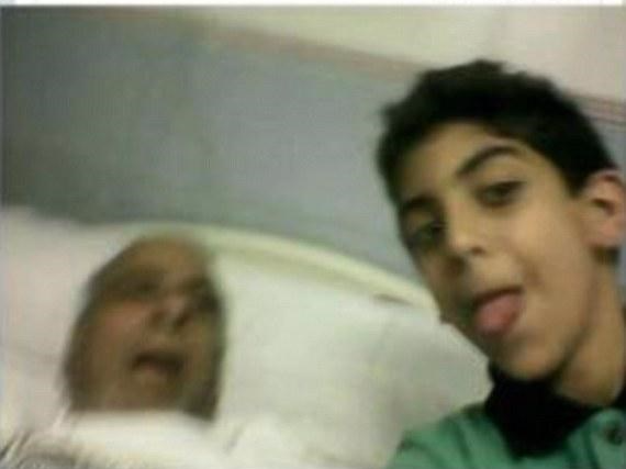 Anh chup selfie ben thi the ong trong benh vien gay phan no hinh anh