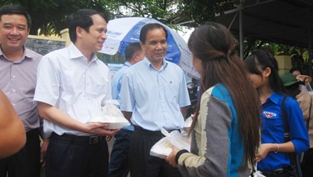 Thứ trưởng nhận cơm miễn phí.