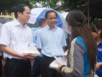 Thu truong GD&DT nhan com mien phi hinh anh