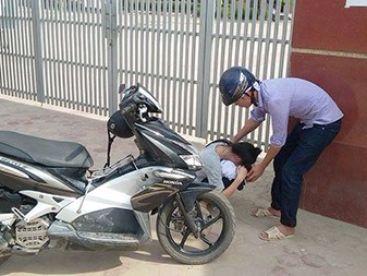 Den thi muon vi bo qua doi dot ngot, nu sinh guc truoc cong hinh anh