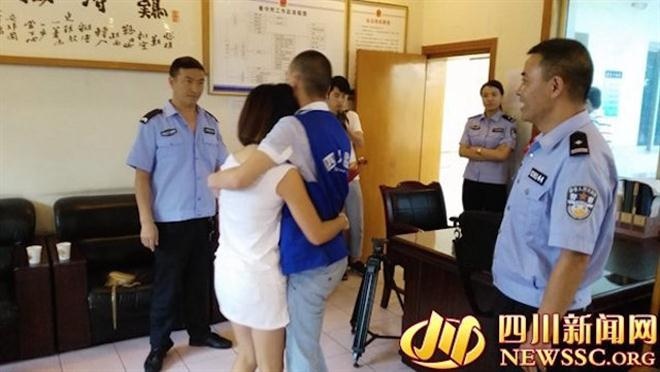 Trong suốt buổi lễ, họ ôm chặt lấy nhau mà không nói gì nhiều.