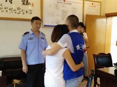 Cap doi to chuc dam cuoi trong trai giam hinh anh