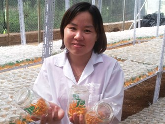 Nu ty phu dong trung ha thao hinh anh