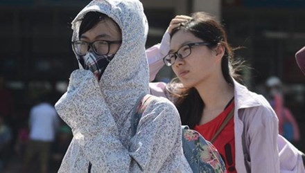 Sĩ tử mệt mỏi vì nắng nóng. Ảnh: ANTĐ.