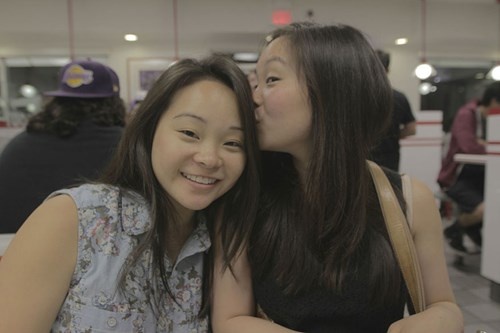 Sau một tháng do dự, Anais quyết định nhắn tin cho Samantha Futerman trên Facebook. Và cô diễn viên trẻ người Mỹ cũng ngạc nhiên không kém gì Anais lúc đầu. Dù sống trên hai châu lục khác nhau nhưng hai cô gái đã lặn lội hẹn gặp và tiến hành xét nghiệm DNA. Kết quả xét nghiệm đã khẳng định rõ ràng rằng hai cô là chị em sinh đôi. Họ được sinh ra tại Seoul vào ngày 19 tháng 11 năm 1987.