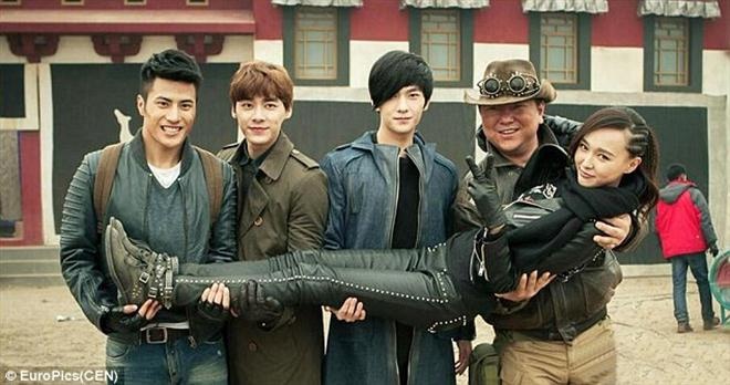 Trao luu khoe chan cua gioi tre Trung Quoc hinh anh