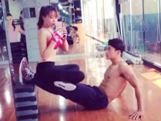 Clip cap thay tro 9X vua hon vua tap gym gay chu y hinh anh