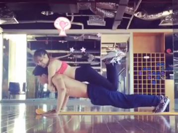 Clip tap gym cua cap doi 9X hinh anh