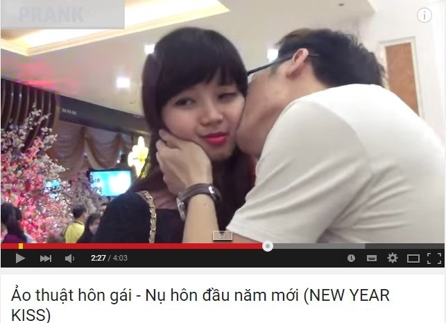 Chàng trai thành công trong việc hôn nhiều cô gái với trò ảo thuật đoán số.