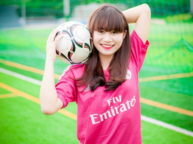 9X Hai Duong xinh xan khoe dang trong trang phuc bong da hinh anh