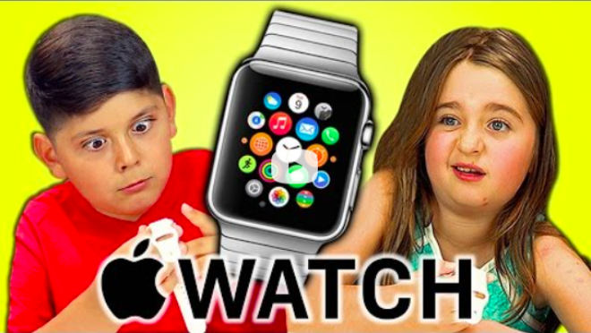 Clip tre em phan ung voi Apple Watch hinh anh