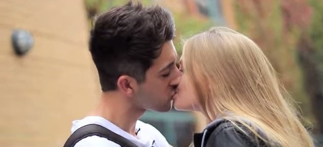 Chàng trai người nước ngoài hôn được rất nhiều cô gái với trò chọc cười -