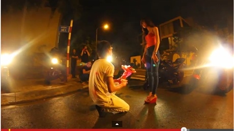 9X gia vo bi cuop de cau hon ban gai hinh anh