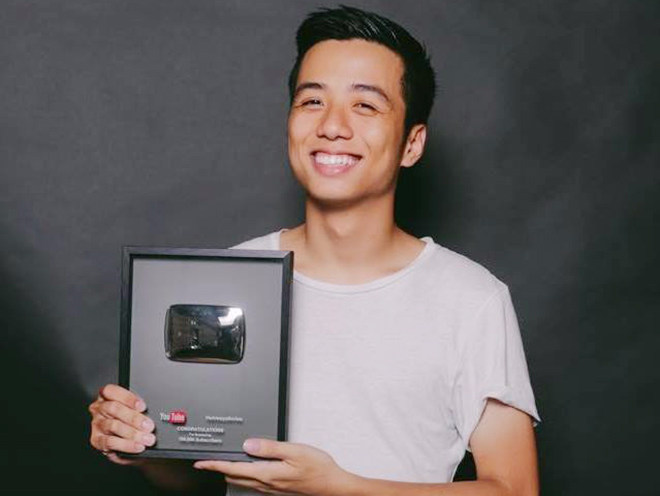 He Always Smiles nhan nut Play ma bac tu YouTube hinh anh