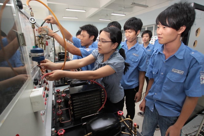 Học sinh lớp cơ khí ôtô hệ trung cấp chuyên nghiệp Trường CĐ kỹ thuật Cao Thắng trong giờ thực hành - Ảnh: NHƯ HÙNG