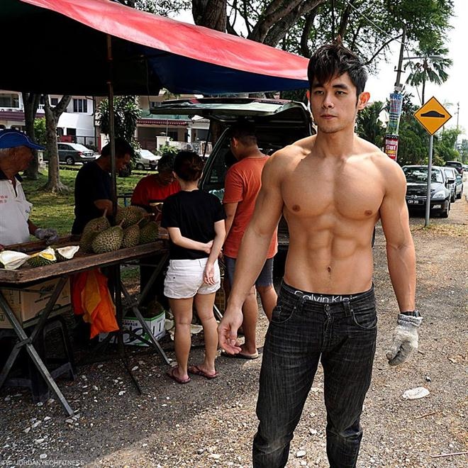 Theo Says, mới đây, cộng đồng mạng Malaysia dậy sóng bởi chàng thanh niên mang vẻ đẹp trai tương đồng với ca sĩ Đài Loan nổi tiếng Châu Kiệt Luân.