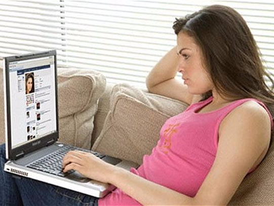 Co gai qua doi vi ngoi hang gio duoi nang dung Facebook hinh anh