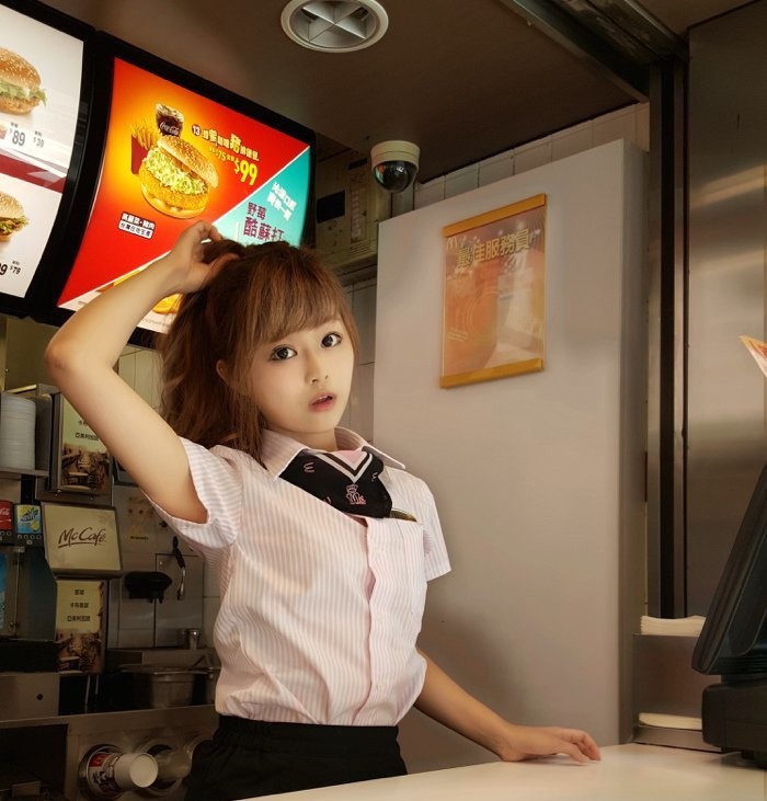Hình ảnh cô gái bán đồ ăn nhanh xinh đẹp gây xôn xao cộng đồng mạng Trung Quốc.