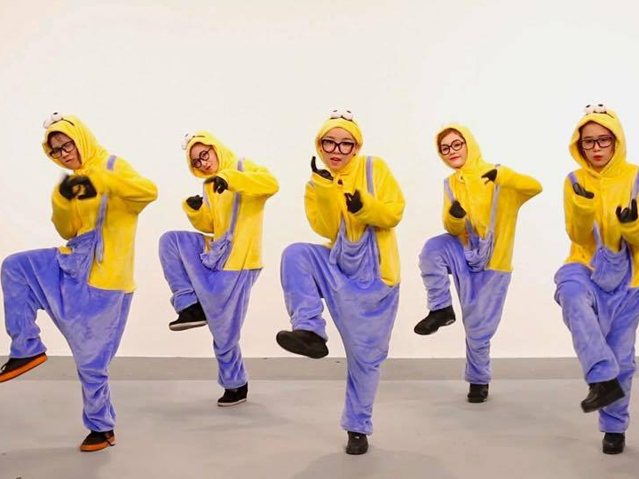 Clip 5 co gai hoa than thanh Minions hut 1 trieu luot xem hinh anh