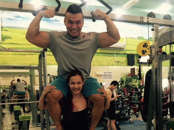 Xuat hien co gai 50 kg nang chang trai nang 106 kg hinh anh