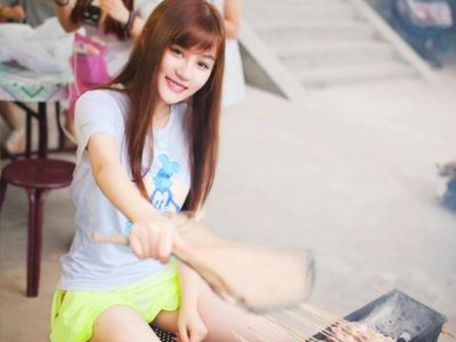 Co gai ban thit xien nuong xinh dep thu hut cong dong mang hinh anh