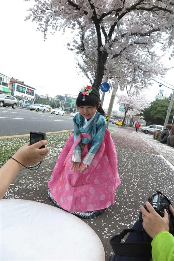 Tại thời điểm viết bài, trang “fan page” trên Facebook của Celine đã vượt ngưỡng 230.000 người theo dõi.