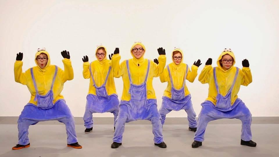 Clip 5 co gai hoa than thanh Minions hinh anh