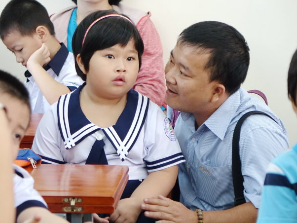 Cha me can phoi hop voi nha truong cho tre vao lop 1 hinh anh