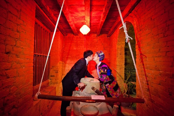 Bộ ảnh cưới với trang phục dân tộc của cặp đôi Hoàng Sơn - Lưu Huệ. Ảnh: Phạm Hưởng