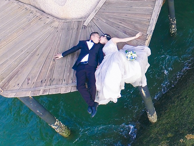 Anh cuoi chup bang flycam cua cap doi Viet - Singapore hinh anh