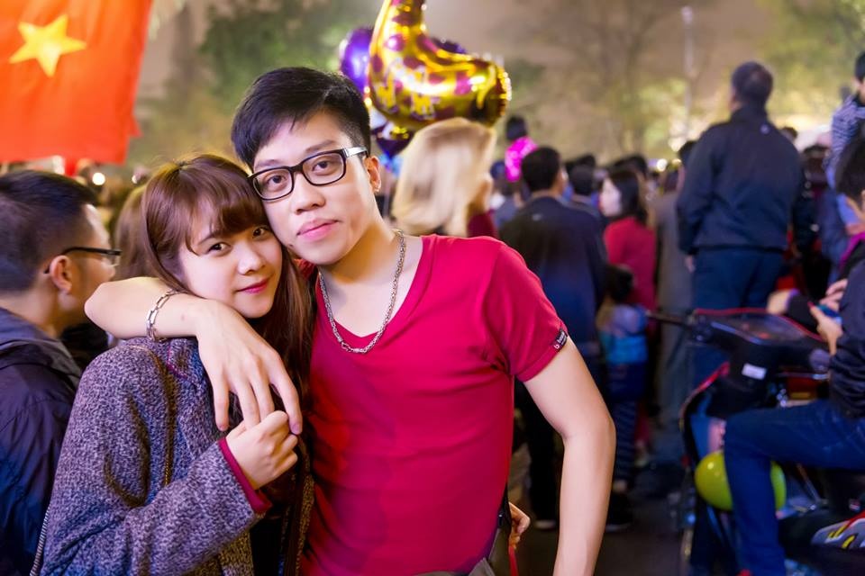Vốn là chàng trai năng động, yêu thích các hoạt động xã hội, Quang tham gia vào CLB văn nghệ của trường. Tại đây, anh đã tìm được một nửa của đời mình.